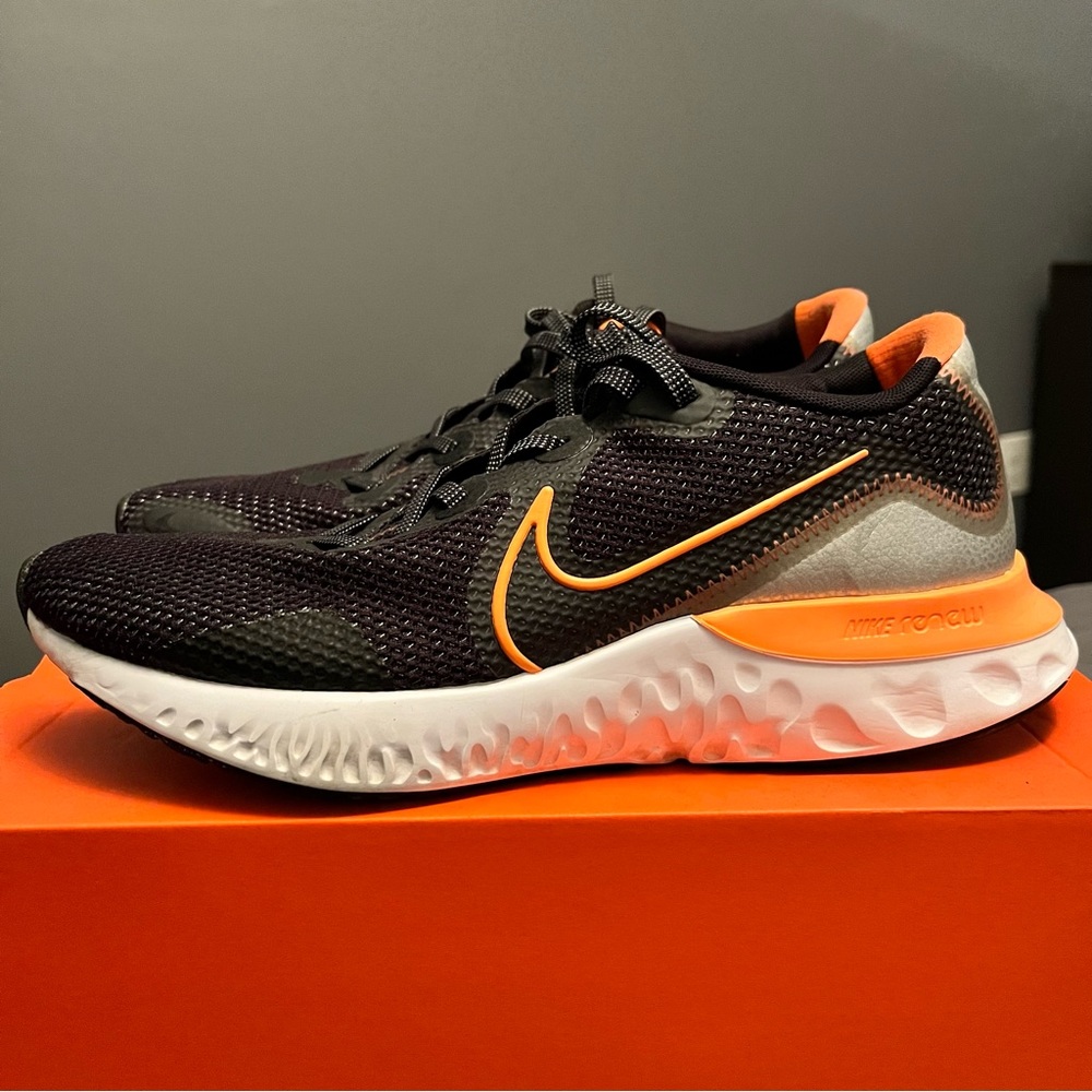 Nike Renew Run - Black/Particle Gray/Orange - Men’s 10.5